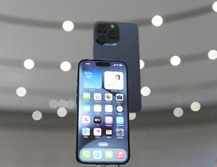 城中Apple维修站分享买iPhone15还是华为Mate60 